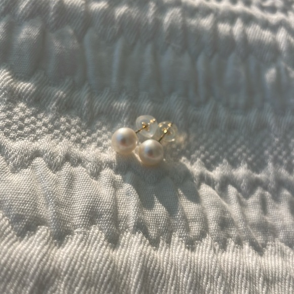 NWT Marielle Genuine Cultured Pearl Studs // 14k Italian Solid Gold (6mm) - Picture 3 of 6